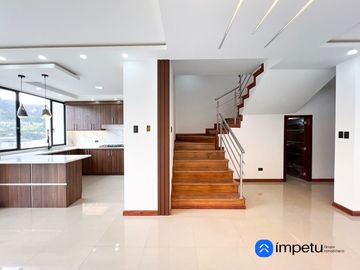 En venta casa cuatro habitaciones en el electricista alto cerca de la Universidad Nacional de Loja al sur de la ciudad