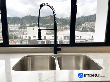 En venta casa cuatro habitaciones en el electricista alto cerca de la Universidad Nacional de Loja al sur de la ciudad