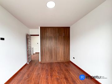 En venta casa cuatro habitaciones en el electricista alto cerca de la Universidad Nacional de Loja al sur de la ciudad