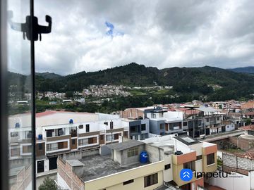 En venta casa cuatro habitaciones en el electricista alto cerca de la Universidad Nacional de Loja al sur de la ciudad