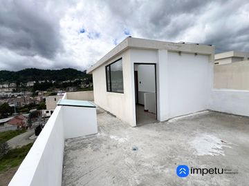 En venta casa cuatro habitaciones en el electricista alto cerca de la Universidad Nacional de Loja al sur de la ciudad