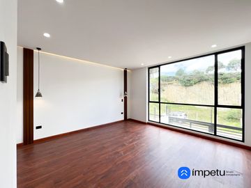 En venta casa cuatro habitaciones en el electricista alto cerca de la Universidad Nacional de Loja al sur de la ciudad