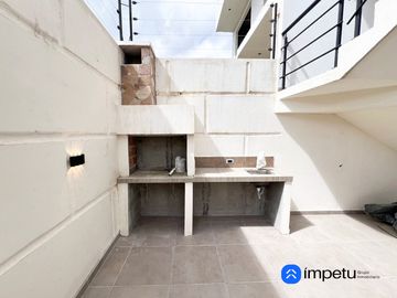 En venta casa cuatro habitaciones en el electricista alto cerca de la Universidad Nacional de Loja al sur de la ciudad