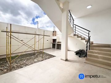 En venta casa cuatro habitaciones en el electricista alto cerca de la Universidad Nacional de Loja al sur de la ciudad