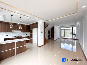 En venta casa cuatro habitaciones en el electricista alto cerca de la Universidad Nacional de Loja al sur de la ciudad