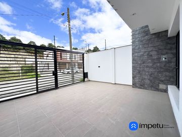 En venta casa cuatro habitaciones en el electricista alto cerca de la Universidad Nacional de Loja al sur de la ciudad
