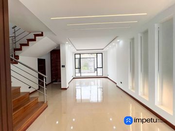 En venta casa cuatro habitaciones en el electricista alto cerca de la Universidad Nacional de Loja al sur de la ciudad