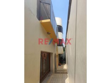 VENDO AMPLIO LOCAL COMERCIAL + LINDA CASA DE 3 PISOS EN AV TUPAC AMARU 264M2 ID 1055834