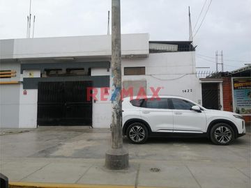 VENDO AMPLIO LOCAL COMERCIAL + LINDA CASA DE 3 PISOS EN AV TUPAC AMARU 264M2 ID 1055834