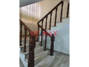 VENDO AMPLIO LOCAL COMERCIAL + LINDA CASA DE 3 PISOS EN AV TUPAC AMARU 264M2 ID 1055834