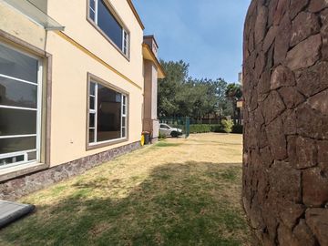 CASA Y TERRENO EN VENTA EN CASA DEL PEDREGAL, METEPEC, ESTADO DE MEXICO