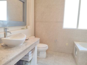 CASA Y TERRENO EN VENTA EN CASA DEL PEDREGAL, METEPEC, ESTADO DE MEXICO