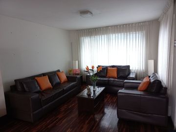 VENTA DE CASA EN SURCO CON HERMOSA VISTA AL PARQUE