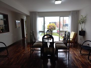 VENTA DE CASA EN SURCO CON HERMOSA VISTA AL PARQUE