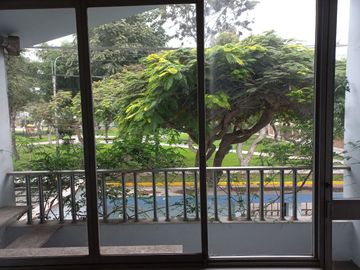 VENTA DE CASA EN SURCO CON HERMOSA VISTA AL PARQUE