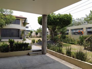 Calle cerrada con vigilancia, a cuadras de perisur