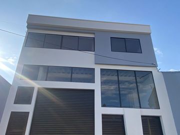 SALESIANOS, SE VENDE PROPIEDAD COMERCIAL MULTIFAMILIAR