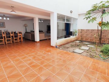 Casa en Las Salinas, Chilca, en venta o alquiler.
