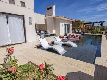 Residencia con alberca privada, fogata, jardín, terraza en segundo piso con vista al mar, Pacific Ocean, Cabo San Lucas.