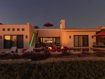 Residencia con alberca privada, fogata, jardín, terraza en segundo piso con vista al mar, Pacific Ocean, Cabo San Lucas.