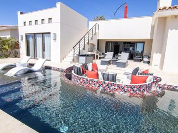 Residencia con alberca privada, fogata, jardín, terraza en segundo piso con vista al mar, Pacific Ocean, Cabo San Lucas.