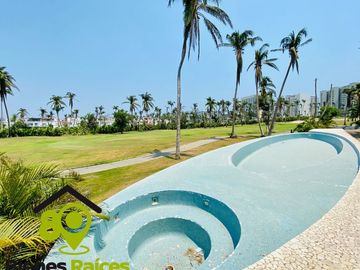Departamento en venta con vista al campo de golf y cerca de la playa