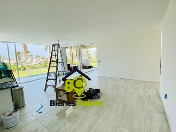 Departamento en venta con vista al campo de golf y cerca de la playa