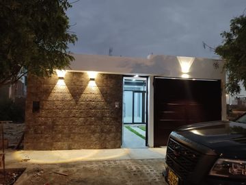 VENTA DE CASA DE ESTRENO, EN LA ENTRADA DE BOULEVARD