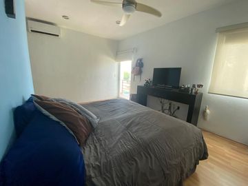 Departamento de 2 pisos con patio amplio, sala de tv, estudio, terrazas, 2 bodegas, alberca, palapa, estacionamiento 2 autos, a unos pasos de la entra