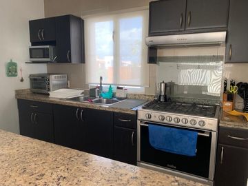 Departamento de 2 pisos con patio amplio, sala de tv, estudio, terrazas, 2 bodegas, alberca, palapa, estacionamiento 2 autos, a unos pasos de la entra