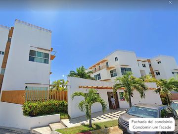 Departamento de 2 pisos con patio amplio, sala de tv, estudio, terrazas, 2 bodegas, alberca, palapa, estacionamiento 2 autos, a unos pasos de la entra