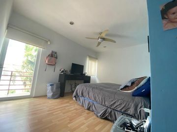 Departamento de 2 pisos con patio amplio, sala de tv, estudio, terrazas, 2 bodegas, alberca, palapa, estacionamiento 2 autos, a unos pasos de la entra