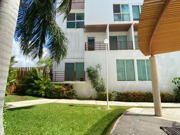 Departamento de 2 pisos con patio amplio, sala de tv, estudio, terrazas, 2 bodegas, alberca, palapa, estacionamiento 2 autos, a unos pasos de la entra