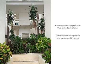 Departamento de 2 pisos con patio amplio, sala de tv, estudio, terrazas, 2 bodegas, alberca, palapa, estacionamiento 2 autos, a unos pasos de la entra