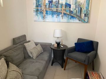 Departamento de 2 pisos con patio amplio, sala de tv, estudio, terrazas, 2 bodegas, alberca, palapa, estacionamiento 2 autos, a unos pasos de la entra