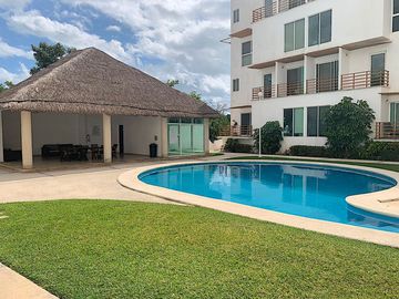 Departamento de 2 pisos con patio amplio, sala de tv, estudio, terrazas, 2 bodegas, alberca, palapa, estacionamiento 2 autos, a unos pasos de la entra