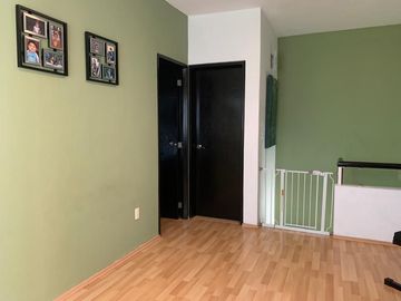 Departamento de 2 pisos con patio amplio, sala de tv, estudio, terrazas, 2 bodegas, alberca, palapa, estacionamiento 2 autos, a unos pasos de la entra