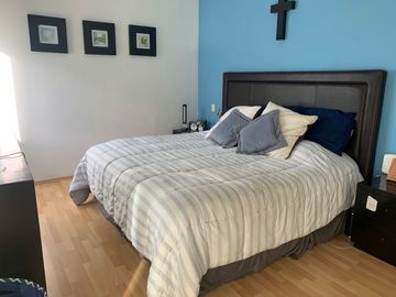 Departamento de 2 pisos con patio amplio, sala de tv, estudio, terrazas, 2 bodegas, alberca, palapa, estacionamiento 2 autos, a unos pasos de la entra