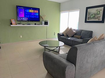 Departamento de 2 pisos con patio amplio, sala de tv, estudio, terrazas, 2 bodegas, alberca, palapa, estacionamiento 2 autos, a unos pasos de la entra
