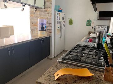 Departamento de 2 pisos con patio amplio, sala de tv, estudio, terrazas, 2 bodegas, alberca, palapa, estacionamiento 2 autos, a unos pasos de la entra