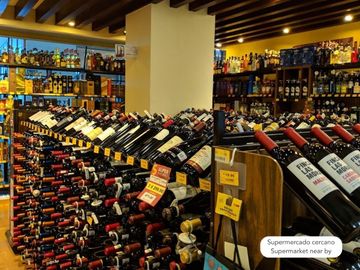 Departamento de 2 pisos con patio amplio, sala de tv, estudio, terrazas, 2 bodegas, alberca, palapa, estacionamiento 2 autos, a unos pasos de la entra