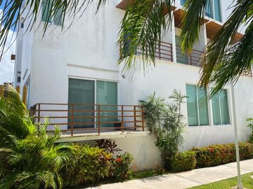 Departamento de 2 pisos con patio amplio, sala de tv, estudio, terrazas, 2 bodegas, alberca, palapa, estacionamiento 2 autos, a unos pasos de la entra