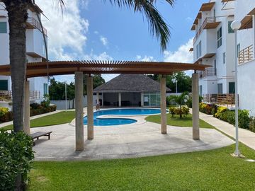 Departamento de 2 pisos con patio amplio, sala de tv, estudio, terrazas, 2 bodegas, alberca, palapa, estacionamiento 2 autos, a unos pasos de la entra