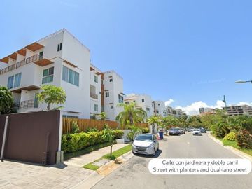 Departamento de 2 pisos con patio amplio, sala de tv, estudio, terrazas, 2 bodegas, alberca, palapa, estacionamiento 2 autos, a unos pasos de la entra