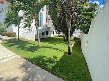 Departamento de 2 pisos con patio amplio, sala de tv, estudio, terrazas, 2 bodegas, alberca, palapa, estacionamiento 2 autos, a unos pasos de la entra