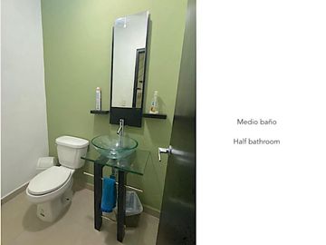 Departamento de 2 pisos con patio amplio, sala de tv, estudio, terrazas, 2 bodegas, alberca, palapa, estacionamiento 2 autos, a unos pasos de la entra