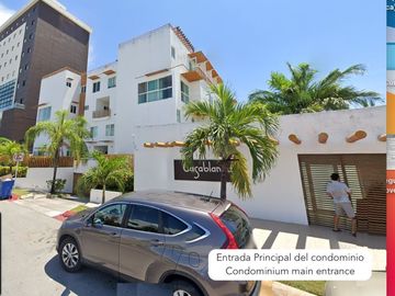 Departamento de 2 pisos con patio amplio, sala de tv, estudio, terrazas, 2 bodegas, alberca, palapa, estacionamiento 2 autos, a unos pasos de la entra