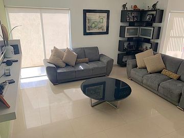 Departamento de 2 pisos con patio amplio, sala de tv, estudio, terrazas, 2 bodegas, alberca, palapa, estacionamiento 2 autos, a unos pasos de la entra