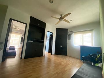 Departamento de 2 pisos con patio amplio, sala de tv, estudio, terrazas, 2 bodegas, alberca, palapa, estacionamiento 2 autos, a unos pasos de la entra