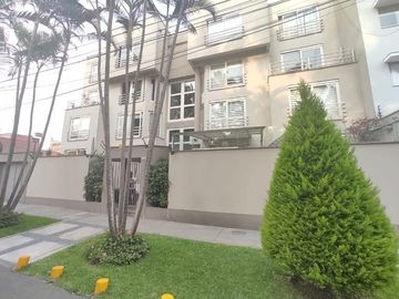 LINDO DEPARTAMENTO TRIPLEX FRENTE PARQUE CERCA DE LA UNIVERSIDAD DE LIMA